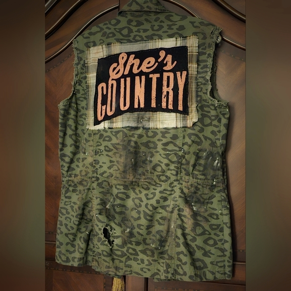 UPCYCLED Distressed 'SHE'S COUNTRY'/'Jason Aldean' Sleeveless Army Green Vest - Picture 3 of 10
